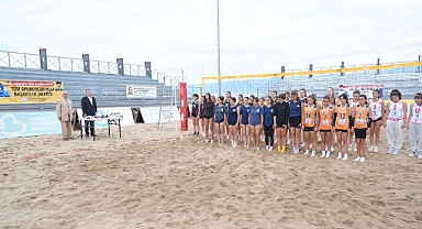 Burhaniye’de Geleneksel Ören Atatürk Kupası Plaj Voleybolu Turnuvası Başladı