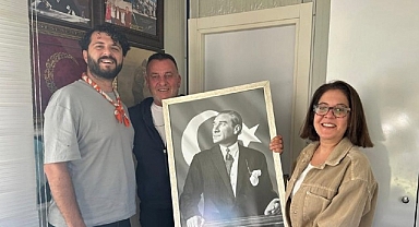 Çeşme Belediyesi’nden Muhtarlar Haftasında anlamlı hediye: Atatürk tablosu